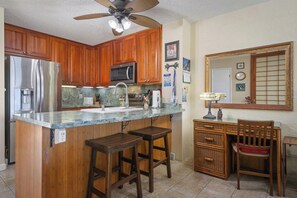 Interior - Top Floor Oceanfront Condominium in Kailua-kona (Kailua-Kona)
