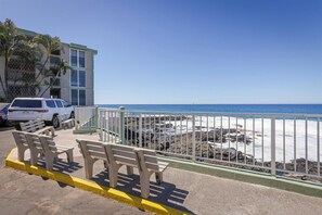 Interior - Top Floor Oceanfront Condominium in Kailua-kona (Kailua-Kona)