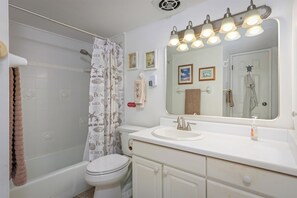 Interior - Top Floor Oceanfront Condominium in Kailua-kona (Kailua-Kona)