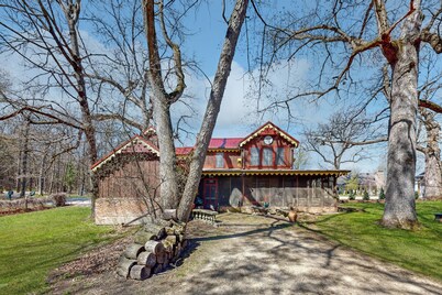 3BR Lakefront Cottage w/ Antique Finishes & Pier