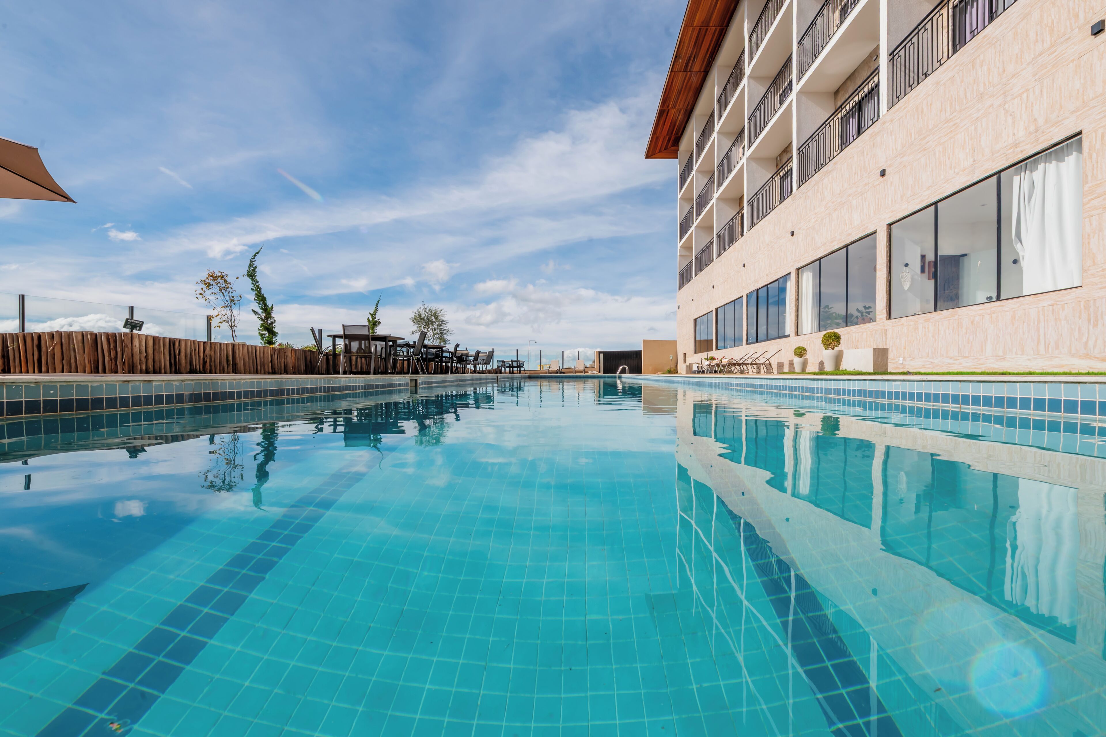 Una piscina techada, una piscina al aire libre