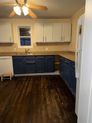 Private kitchen - Lakeside house, conveniently located for families (Kenora)