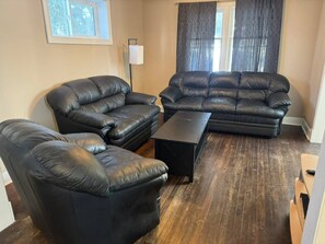Living area - Lakeside house, conveniently located for families (Kenora)