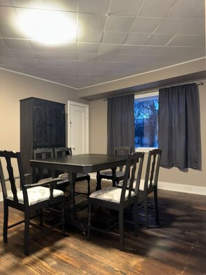 Dining - Lakeside house, conveniently located for families (Kenora)