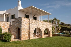 Exterior - Villa Franca! Ideal for wedding parties! (Sarakiniko)