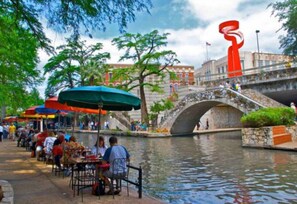 Outdoor dining - Family • Teams• Ministry Retreat • Sleeps 12+ (San Antonio)