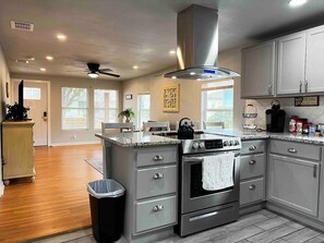 Fridge, microwave, oven, stovetop - Family • Teams• Ministry Retreat • Sleeps 12+ (San Antonio)