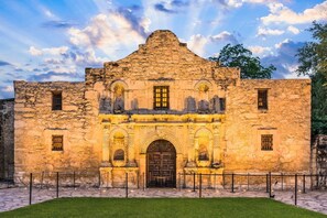 Exterior - Family • Teams• Ministry Retreat • Sleeps 12+ (San Antonio)
