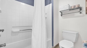 Douche, sèche-cheveux, serviettes fournies, savon