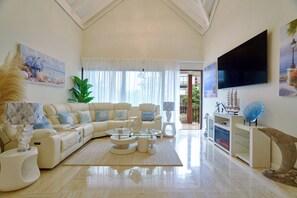 TV - COSTA AZUL Tranquil 3+-bedroom apartment with AC in Las Terrenas (Las Terrenas)