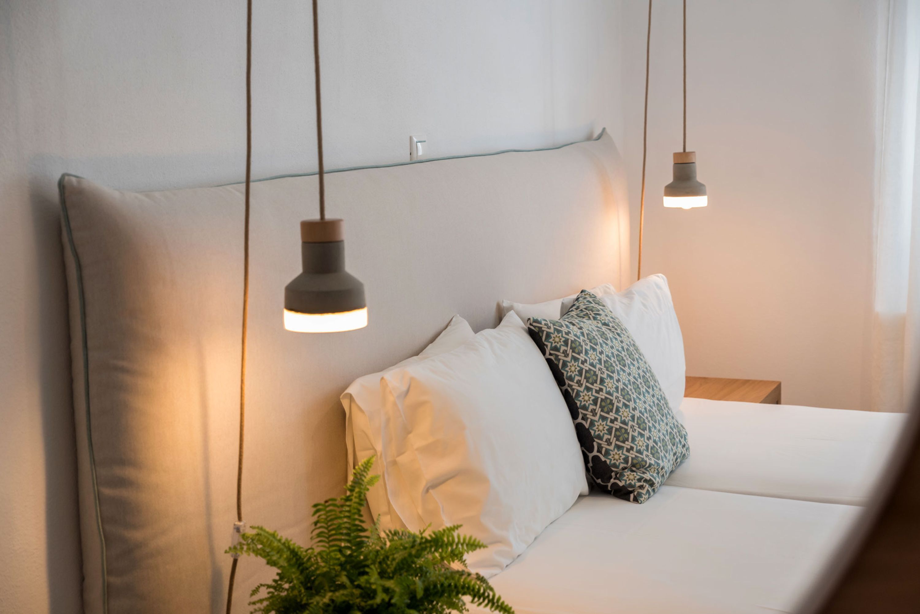 1 habitación, escritorio, tabla de planchar con plancha y cuna de viaje 