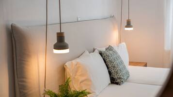 1 habitación, escritorio, tabla de planchar con plancha y cuna de viaje