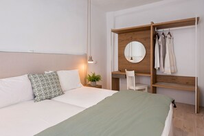 1 habitación, escritorio, tabla de planchar con plancha y cuna de viaje 