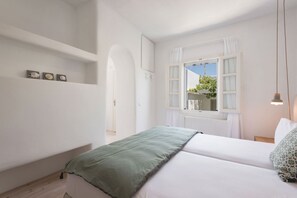 1 habitación, escritorio, tabla de planchar con plancha y cuna de viaje 