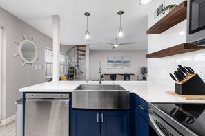 Kühlschrank, Mikrowelle, Herdplatte, Geschirrspüler