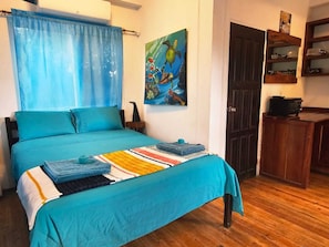 Room - 2nd floor studio with access to rooftop patio (Caye caulker)