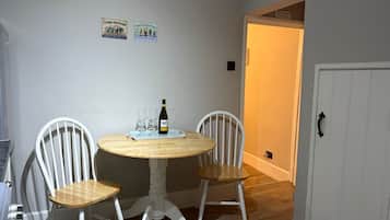 House, 1 Bedroom | Dining room