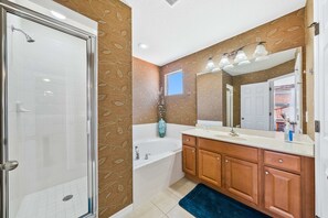 Shower, hair dryer, towels, shampoo - Spacious 6BR home w/ pool & BBQ grill (Kissimmee)