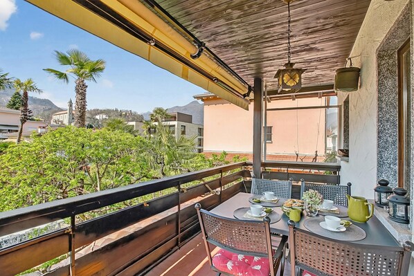 Familienapartment, Mehrere Schlafzimmer (Casa Viola Panorama) | Speisen im Freien