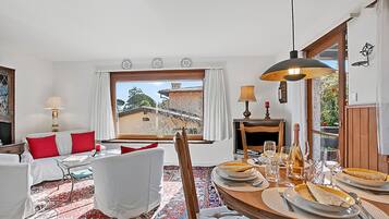 Family Apartment, Multiple Bedrooms (Casa Viola Panorama) | Dining