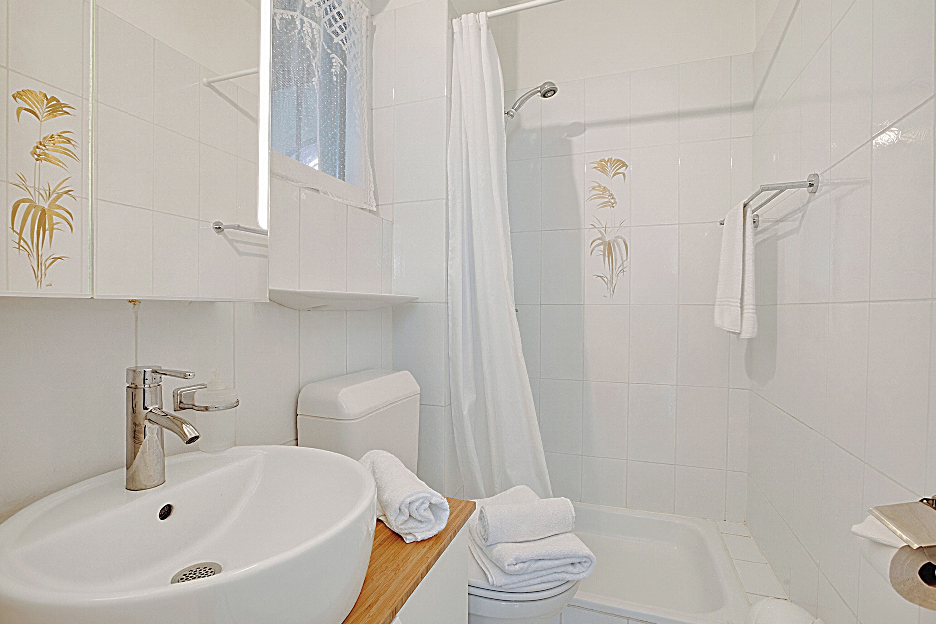 Family Apartment, Multiple Bedrooms, 2 Bathrooms (Casa Viola) | Bathroom | Combined shower/tub, hair dryer, towels, soap