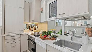 Family Apartment, Multiple Bedrooms, 2 Bathrooms (Casa Viola) | Private kitchen | Fridge, oven, stovetop, dishwasher