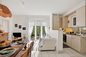 Eine moderne Küche mit Essbereich, einer Sitzecke und einem Fernseher.