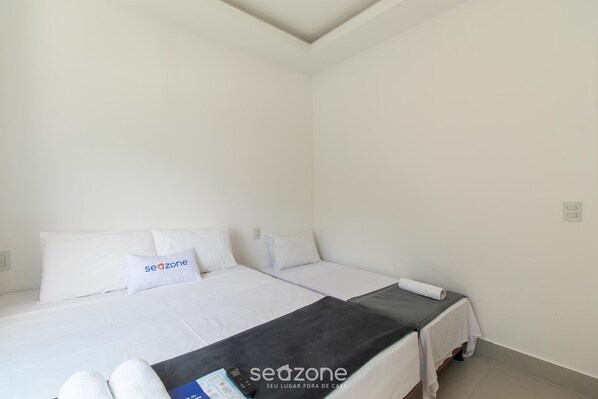 Een hotelkamer met twee bedden, een bureau en een stoel.
