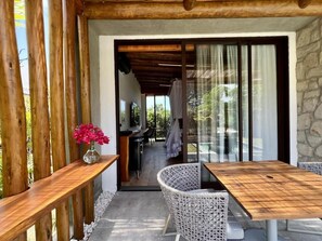 Bungalow de lujo, vistas a la piscina | Restaurante al aire libre