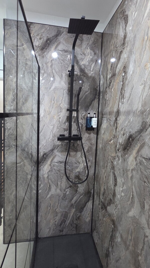Douche, serviettes fournies, savon, papier toilette