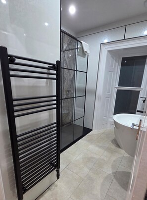 Douche, serviettes fournies, savon, papier toilette