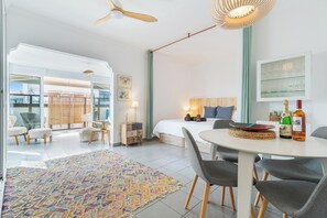 1 slaapkamer, een strijkplank/strijkijzer, wifi, beddengoed