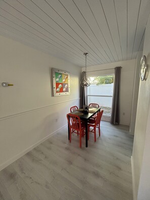 Dining - Terrific 2-bdrm condo, Unit 1, on Siesta Key Sarasota. Beach just a 5 min. walk! (Sarasota)
