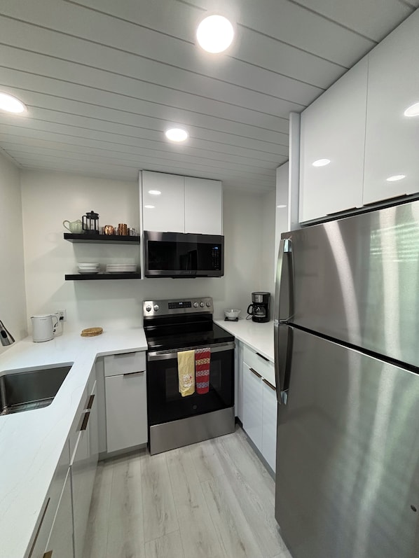 Private kitchen - Terrific 2-bdrm condo, Unit 1, on Siesta Key Sarasota. Beach just a 5 min. walk! (Sarasota)