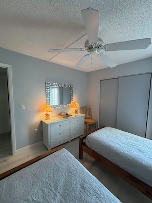 2 bedrooms, iron/ironing board, WiFi, bed sheets - Terrific 2-bdrm condo, Unit 1, on Siesta Key Sarasota. Beach just a 5 min. walk! (Sarasota)