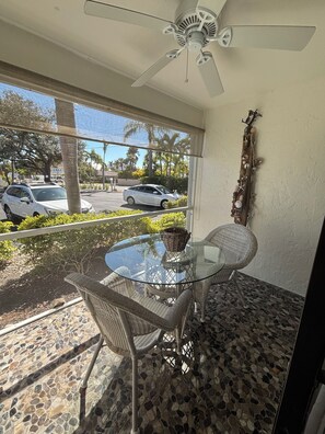 Outdoor dining - Terrific 2-bdrm condo, Unit 1, on Siesta Key Sarasota. Beach just a 5 min. walk! (Sarasota)