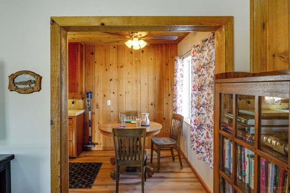 A wooden dining area with a table, chairs, and a ceiling fan. - 10 Mi to Tehachapi Mountain Park: Mtn-View Cabin! (Tehachapi)