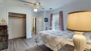 3 bedrooms, iron/ironing board, bed sheets