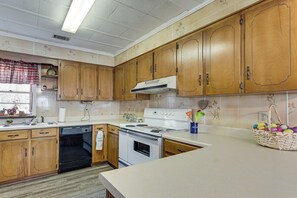 Private kitchen - 2-Acre Farmhouse w/ Animals! Allendale Retreat (Allendale)