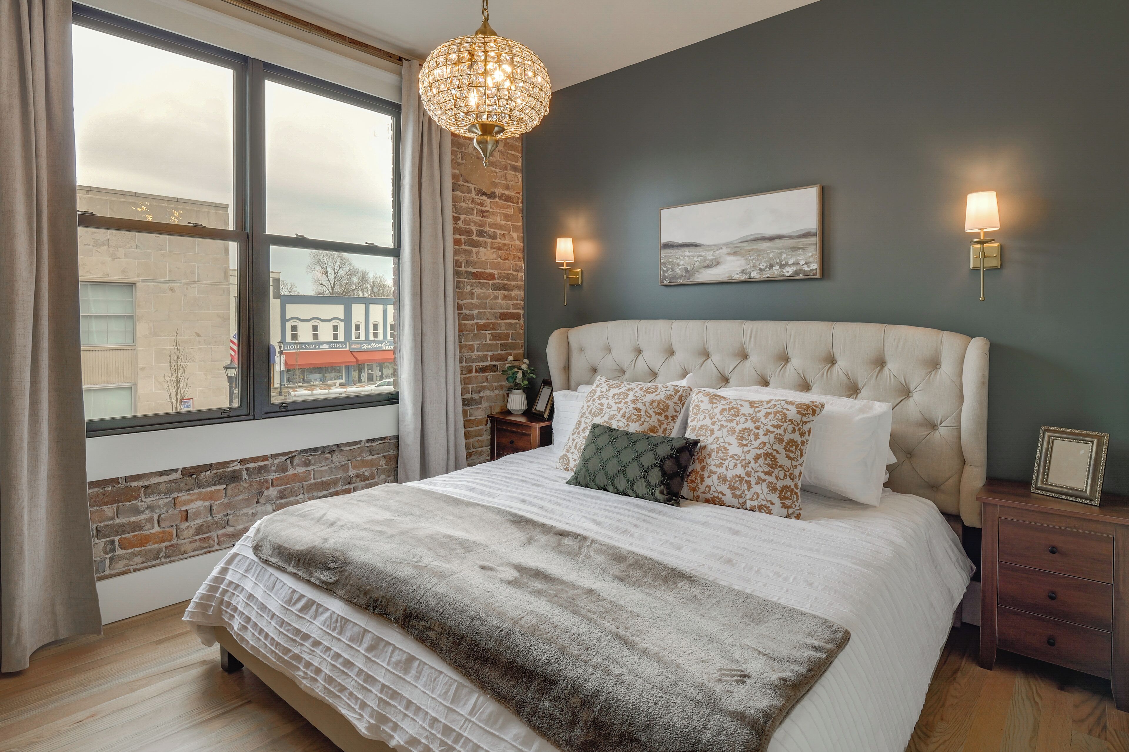 2 bedrooms, iron/ironing board, internet, bed sheets