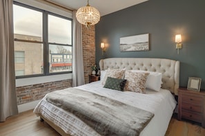 2 bedrooms, iron/ironing board, internet, bed sheets