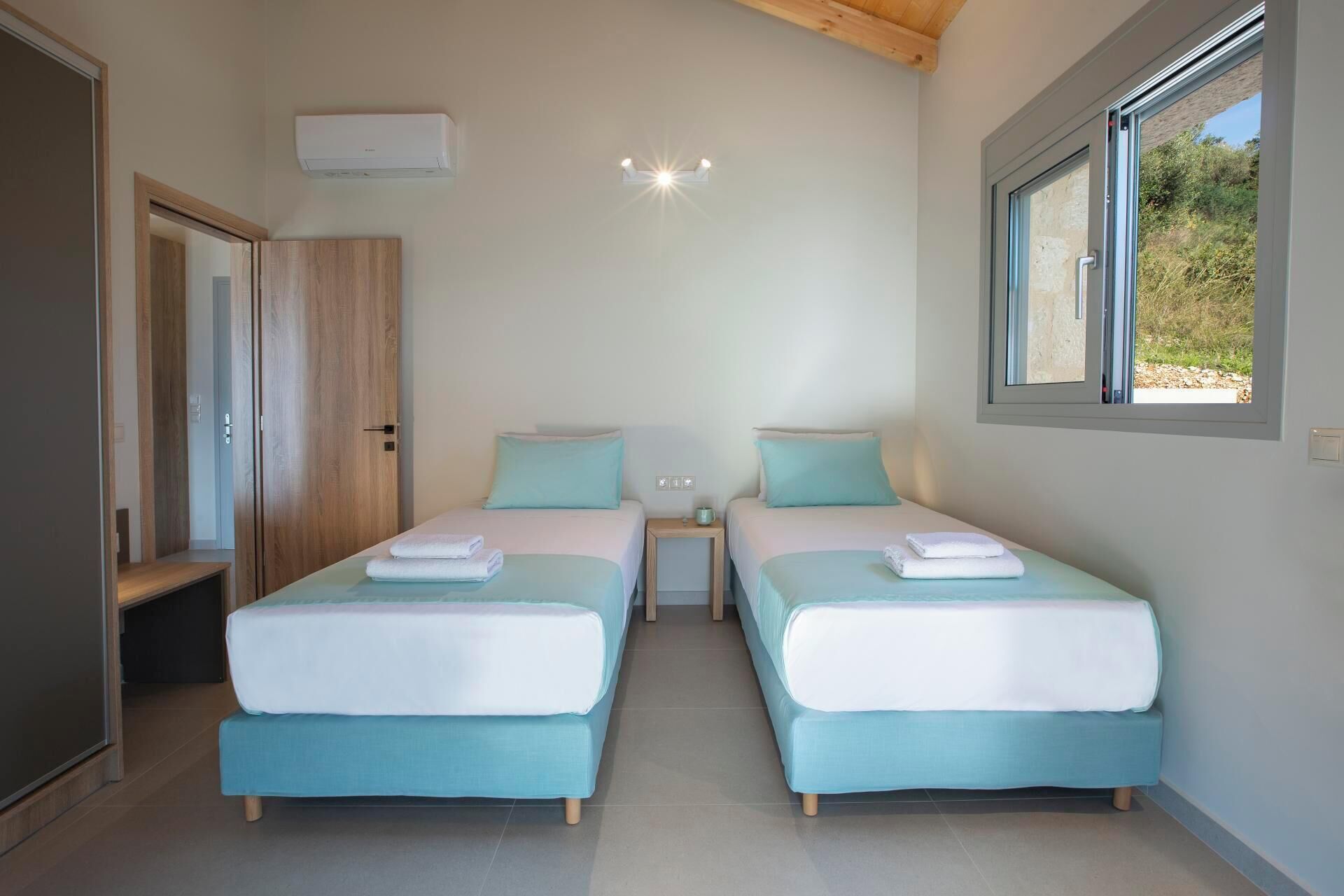 Planxa i posts de planxar, wifi i roba de llit 