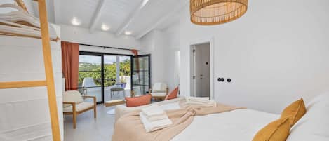 5 bedrooms, iron/ironing board, WiFi, bed sheets