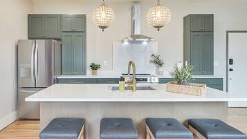 Fridge, microwave, stovetop, dishwasher