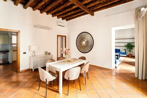 Dining - Vrbo Property (Roma)