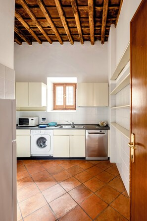 Microonde, forno, piano cottura, lavastoviglie