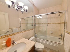 Séchoir à cheveux, serviettes fournies, savon, papier de toilette