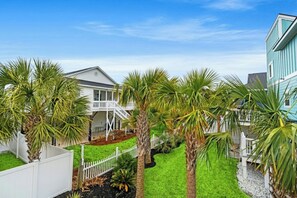 Property grounds - Coastal Serenity-3BR Luxury Home in Cherry Grove (North Myrtle Beach)