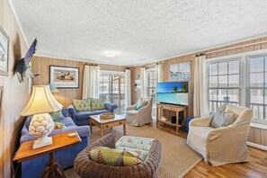 Smart TV, ping pong - Turtle Bay Cottage- 4BR Home- Ping Pong, Corn Hole (North Myrtle Beach)