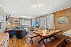 Smart TV, ping pong - Turtle Bay Cottage- 4BR Home- Ping Pong, Corn Hole (North Myrtle Beach)